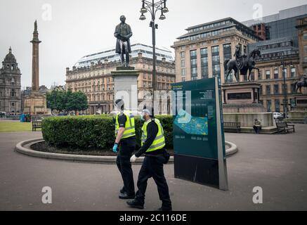 La police patrouille devant la statue de Robert Peel alors que les activistes se rassemblent au cénotaphe de George Square, Glasgow, Pour la protéger contre toute attaque de vandalisme après que la Loyalist Defense League ait demandé aux partisans de se réunir pour un événement « Protect the Cenotaph » en réponse aux statues en cours de déposition en Écosse à la suite des manifestations Black Lives Matter. Banque D'Images