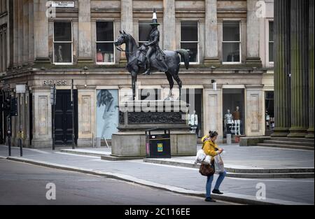 Un cône Black Lives Matter a été placé sur la statue du duc de Wellington devant GOMA, l'ancien manoir de Lord William Cunninghame de Lainshaw, lors d'une manifestation Black Lives Matter à Glasgow. Banque D'Images