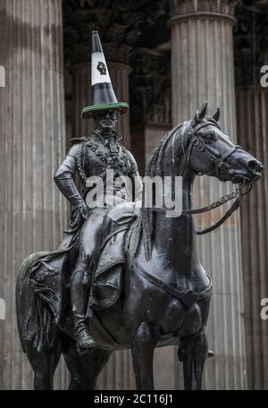 Un cône Black Lives Matter a été placé sur la statue du duc de Wellington devant GOMA, l'ancien manoir de Lord William Cunninghame de Lainshaw, lors d'une manifestation Black Lives Matter à Glasgow. Banque D'Images