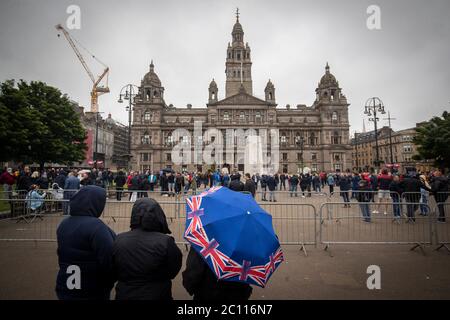 Des activistes se réunissent au cénotaphe de George Square, à Glasgow, pour le protéger contre toute attaque de vandalisme après que la Ligue de défense loyaliste ait demandé à ses partisans de se réunir pour un événement « Protect the Cenotaph » en réponse aux statues en cours de déformation en Écosse à la suite des manifestations Black Lives Matter. Banque D'Images