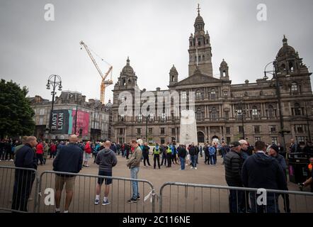 Des activistes se réunissent au cénotaphe de George Square, à Glasgow, pour le protéger contre toute attaque de vandalisme après que la Ligue de défense loyaliste ait demandé à ses partisans de se réunir pour un événement « Protect the Cenotaph » en réponse aux statues en cours de déformation en Écosse à la suite des manifestations Black Lives Matter. Banque D'Images