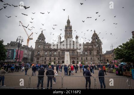 Des activistes se réunissent au cénotaphe de George Square, à Glasgow, pour le protéger contre toute attaque de vandalisme après que la Ligue de défense loyaliste ait demandé à ses partisans de se réunir pour un événement « Protect the Cenotaph » en réponse aux statues en cours de déformation en Écosse à la suite des manifestations Black Lives Matter. Banque D'Images