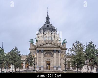 Budapest, Hongrie - 10 février 2020 : entrée du bain thermal Szechenyi dôme de style baroque Banque D'Images