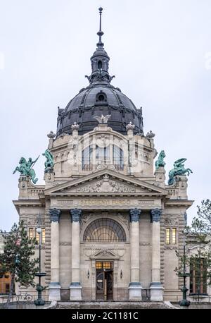 Budapest, Hongrie - 10 février 2020 : entrée du bain thermal Szechenyi dôme de style baroque Banque D'Images