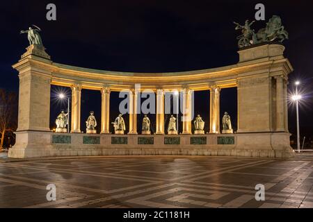 Budapest, Hongrie - 10 février 2020 : ensemble de sculptures du monument du millénaire à la place des héros dans la nuit Banque D'Images