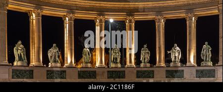 Budapest, Hongrie - 10 février 2020 : ensemble de sculptures du monument du millénaire à la place des héros dans la nuit Banque D'Images