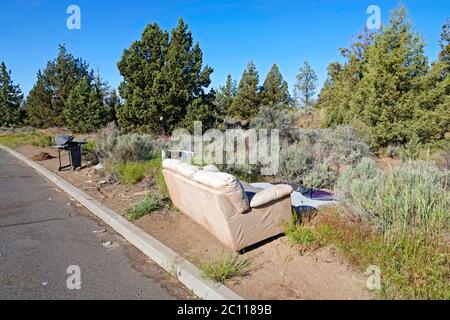 Des piles de déchets et de déchets laissés par les sans-abri bordent une rue de la ville de Bend, Oregon Banque D'Images