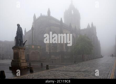 Royal Mile, Édimbourg, Écosse, Royaume-Uni. 13 juin 2020. La High Street est entourée d'un épais brouillard sur l'endroit où, en temps normal, même en cas de conditions météorologiques extrêmes, les artistes de rue seraient entourés par les habitants et les touristes qui divertiraient la foule avec leurs compétences, mais en raison du blocage du coronavirus Covid-19 dans la phase 1, peu de personnes sont dehors et à peu près. Une présence policière raisonnable dans la ville. Banque D'Images