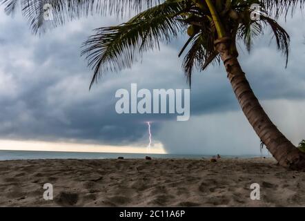 Foudre Thunderstorm à la plage en Colombie, Palomino Banque D'Images