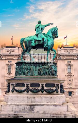 Monument du Prince Mihailo sur le fond de la construction du Musée national de Belgrade, Serbie. Banque D'Images