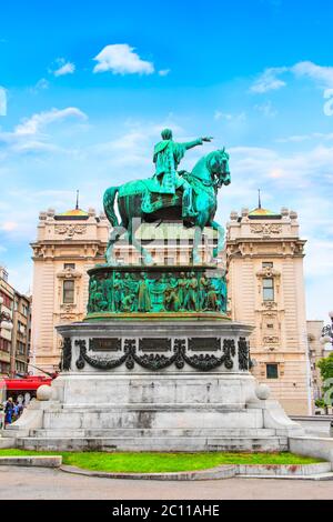 Monument du Prince Mihailo sur le fond de la construction du Musée national de Belgrade, Serbie. Banque D'Images