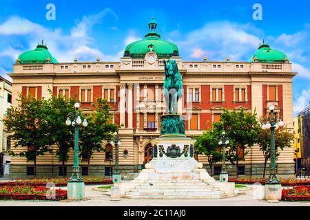 Monument du Prince Mihailo sur le fond de la construction du Musée national de Belgrade, Serbie. Banque D'Images