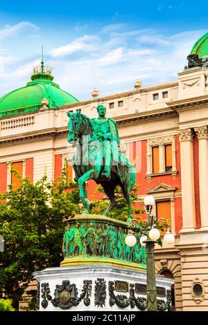 Monument du Prince Mihailo sur le fond de la construction du Musée national de Belgrade, Serbie. Banque D'Images