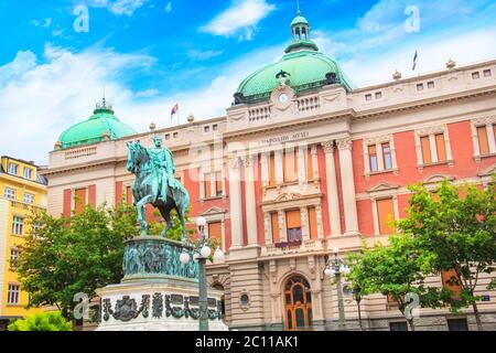 Monument du Prince Mihailo sur le fond de la construction du Musée national de Belgrade, Serbie. Banque D'Images