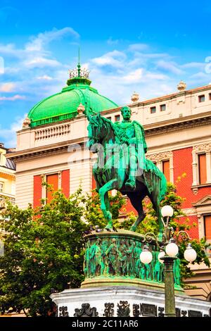 Monument du Prince Mihailo sur le fond de la construction du Musée national de Belgrade, Serbie. Banque D'Images