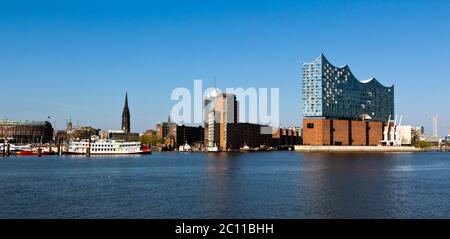 Vue sur l'Elbe vers Elbphilharmonie et Hanseatic Trade Center ; Hambourg ; Allemagne Banque D'Images