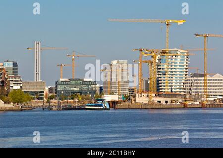 Vue sur l'Elbe vers un chantier de construction dans le Hafencity, Hambourg, Allemagne Banque D'Images