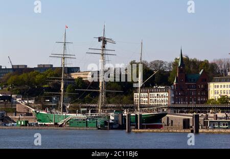 Vue sur l'Elbe vers le musée bateau à voile Rickmer Rickmers, Hambourg, Allemagne Banque D'Images