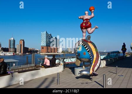 Vue sur l'Elbe avec Nana sur la sculpture des dauphins, Hambourg, Allemagne Banque D'Images