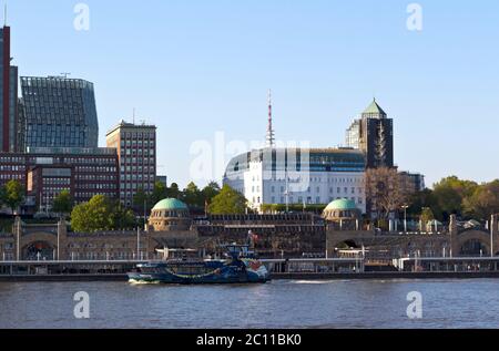 Vue sur l'Elbe vers l'hôtel Hafen Hamburg, Hambourg, Allemagne Banque D'Images