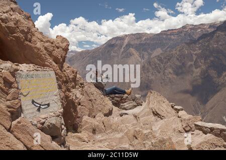 Young woman photographing condors dans Arequipa, Colca, Pérou Banque D'Images