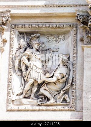 Bas-reliefs de la fontaine de Trevi représentant la légende de l'Agrippa approuvant le projet de l'aqueduc - Rome, Italie Banque D'Images