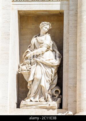 Statue dans l'une des deux niches latérales de la fontaine de Trevi représentant l'abondance - Rome, Italie Banque D'Images