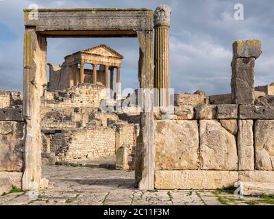 L'ancien site archéologique romain de Dougga (Thugga), Tunisie avec son temple de Jupiter bien conservé, ses arches et ses colonnes. Banque D'Images
