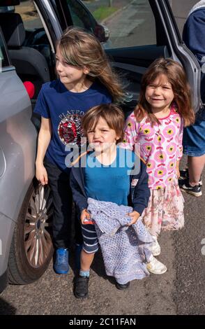 RETRANSMETTRE LES NOMS DE FAMILLE D'ÂGE AJOUTÉS NON DONNÉS (de gauche à droite) Emily 10, Benjamin 4, Et Daisy 7, attendant de voir leur grand-mère à Ashtead, Surrey, pour la première fois après l'introduction de mesures pour faire sortir l'Angleterre du confinement, car les personnes vivant seules en Angleterre peuvent former des bulles de soutien avec d'autres ménages à partir de samedi, mettant fin à des semaines d'isolement sous le confinement. Banque D'Images