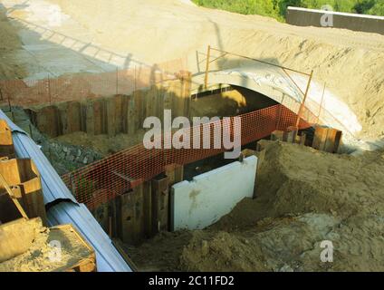 constructions métalliques pour empêcher le sol de se déverser dans le canal le tuyau de collecte du sol pendant la route de construction Banque D'Images