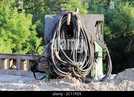 Grand bouquet de câbles sur le chantier de construction de la jonction de la route à Moscou. Banque D'Images