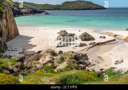 ACHMELVICH BAY AND BEACH SUTHERLAND HIGHLANDS SCOTLAND BLEU CIEL AVEC DES NUAGES TURQUOISE COULEUR MER Banque D'Images