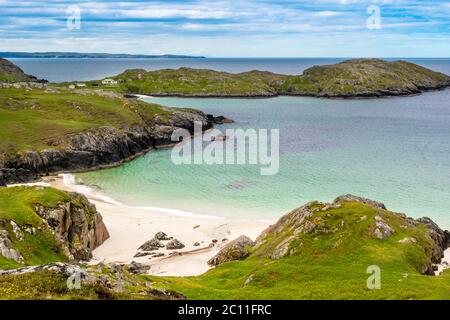 ACHMELVICH BAY AND BEACH SUTHERLAND HIGHLANDS SCOTLAND VUE VERS UN CIEL BLEU ET UNE MER TURQUOISE Banque D'Images