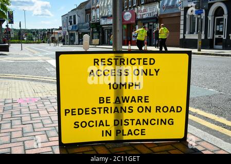 Watford, Royaume-Uni. 13 juin 2020. Panneau de restriction de circulation dans Watford High Street. Pour tenter de stimuler l'économie, le gouvernement britannique assouplit les restrictions de confinement en cas de pandémie du coronavirus afin de permettre la réouverture des magasins non essentiels le 15 juin, mais seulement s'ils sont conformes à la norme Covid19. Les acheteurs devront également pratiquer la distanciation sociale. Après une réduction record de 20.4% du produit intérieur brut (PIB) en avril, le pays est sur la bonne voie pour la pire récession depuis plus de trois siècles. Credit: Stephen Chung / Alay Live News Banque D'Images