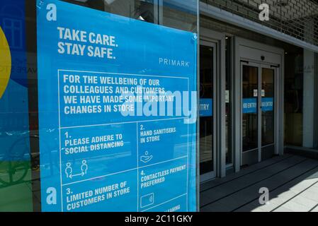 Watford, Royaume-Uni. 13 juin 2020. Une enseigne de fenêtre dans un magasin de vêtements Primark à Watford High Street. Pour tenter de stimuler l'économie, le gouvernement britannique assouplit les restrictions de confinement en cas de pandémie du coronavirus afin de permettre la réouverture des magasins non essentiels le 15 juin, mais seulement s'ils sont conformes à la norme Covid19. Les acheteurs devront également pratiquer la distanciation sociale. Après une réduction record de 20.4% du produit intérieur brut (PIB) en avril, le pays est sur la bonne voie pour la pire récession depuis plus de trois siècles. Credit: Stephen Chung / Alay Live News Banque D'Images