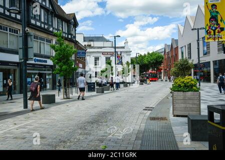 Watford, Royaume-Uni. 13 juin 2020. Fermeture des magasins de Watford High Street. Pour tenter de stimuler l'économie, le gouvernement britannique assouplit les restrictions de confinement en cas de pandémie du coronavirus afin de permettre la réouverture des magasins non essentiels le 15 juin, mais seulement s'ils sont conformes à la norme Covid19. Les acheteurs devront également pratiquer la distanciation sociale. Après une réduction record de 20.4% du produit intérieur brut (PIB) en avril, le pays est sur la bonne voie pour la pire récession depuis plus de trois siècles. Credit: Stephen Chung / Alay Live News Banque D'Images