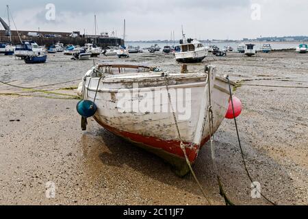 Des bateaux amarrés sur la plage de Gorey à marée basse sur une journée grise, couvert. Banque D'Images