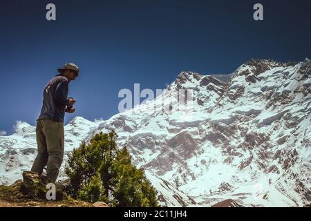 Trekker devant Nanga Parbat Banque D'Images