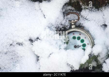 vieille montre de poche se précipita dans la neige Banque D'Images