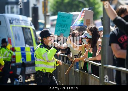 Brighton UK 13 juin 2020 - des milliers de personnes participent aujourd'hui au rassemblement de protestation contre le racisme de Black Lives Matter dans Brighton . Des manifestations ont eu lieu en Amérique , en Grande-Bretagne et dans d'autres pays depuis la mort de George Floyd alors qu'il était arrêté par la police à Minneapolis le 25 mai : Credit Simon Dack / Alay Live News Banque D'Images