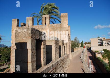 La passerelle au sommet du mur médiéval fortifié de la vieille ville d'Alcudia, sur l'île espagnole de Majorque, le 12 novembre 2019. Banque D'Images