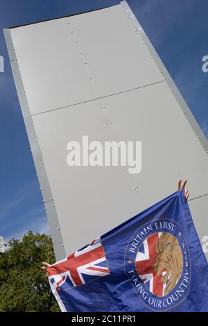 Une semaine après qu'une manifestation Black Lives Matter se soit transformée en violence quand la statue du Premier ministre de guerre Sir Winston Churchill a été mise au graffiti qui l'a appelé un raciste, Et malgré les avertissements de la police de ne pas assister aux manifestations aujourd'hui - et d'être en dehors des rues à 17h00 - une foule de groupes de droite et de vétérans s'est rassemblée à la statue en boîte pour « protéger contre les actes de vandalisme » par Black Lives Matter et les manifestants anti-racisme, Le 13 juin 2020, à Londres, en Angleterre. Banque D'Images