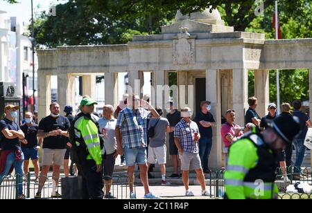 Brighton Royaume-Uni 13 juin 2020 - des groupes d'extrême droite au mémorial de guerre, des milliers de personnes participent au rassemblement de protestation contre le racisme de Black Lives Matter à travers Brighton aujourd'hui . Des manifestations ont eu lieu en Amérique , en Grande-Bretagne et dans d'autres pays depuis la mort de George Floyd alors qu'il était arrêté par la police à Minneapolis le 25 mai : Credit Simon Dack / Alay Live News Banque D'Images