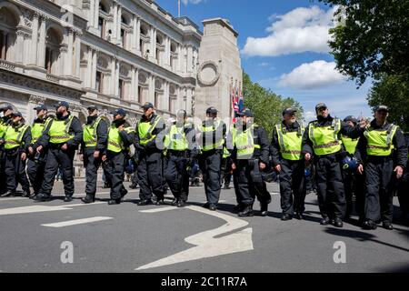 Une semaine après qu'une manifestation Black Lives Matter se soit transformée en violence quand la statue du Premier ministre de guerre Sir Winston Churchill a été mise au graffiti qui l'a appelé un raciste, Et malgré les avertissements de la police de ne pas assister aux manifestations aujourd'hui - et d'être en dehors des rues à 17h00 - une grande foule de groupes de droite et de vétérans s'est rassemblée à la statue en boîte pour « protéger contre les actes de vandalisme » par Black Lives Matter et les manifestants anti-racisme. La police anti-émeutes a empêché les groupes de droite de monter à Whitehall où le Cenotaph était également derrière un écran, entraînant des éraflures Banque D'Images