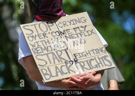 Stourbridge, West Midlands, Royaume-Uni. 13 juin 2020. Un rassemblement animé mais paisible d'au moins 200 personnes démontrées pour les vies noires importe dans la ville de Stourbridge, West Midlands, Royaume-Uni. Crédit : Peter Lophan/Alay Live News Banque D'Images