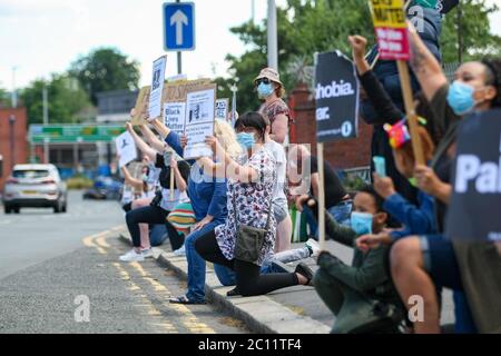 Stourbridge, West Midlands, Royaume-Uni. 13 juin 2020. Un rassemblement animé mais paisible d'au moins 200 personnes démontrées pour les vies noires importe dans la ville de Stourbridge, West Midlands, Royaume-Uni. Crédit : Peter Lophan/Alay Live News Banque D'Images