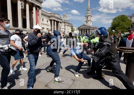 La police est confrontée à une foule de droite qui tente de la perturber Une manifestation Black Lives Matter à Trafalgar Square Banque D'Images