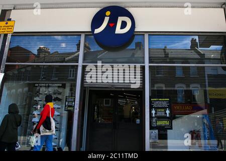 Londres, Royaume-Uni. 13 juin 2020. Les clients se promo devant une succursale de JD Sports à Londres. Crédit: Dinendra Haria/SOPA Images/ZUMA Wire/Alay Live News Banque D'Images