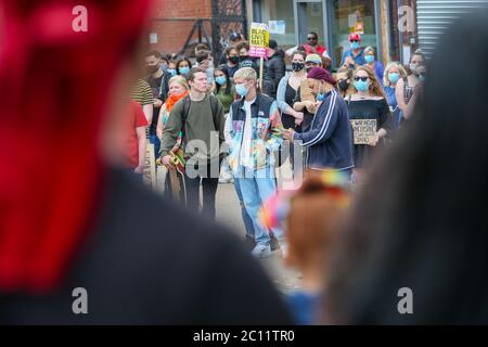 Stourbridge, West Midlands, Royaume-Uni. 13 juin 2020. Un rassemblement animé mais paisible d'au moins 200 personnes démontrées pour les vies noires importe dans la ville de Stourbridge, West Midlands, Royaume-Uni. Crédit : Peter Lophan/Alay Live News Banque D'Images