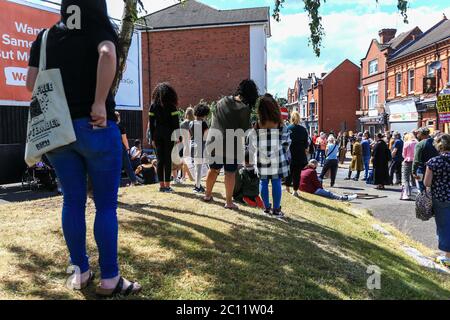 Stourbridge, West Midlands, Royaume-Uni. 13 juin 2020. Un rassemblement animé mais paisible d'au moins 200 personnes démontrées pour les vies noires importe dans la ville de Stourbridge, West Midlands, Royaume-Uni. Crédit : Peter Lophan/Alay Live News Banque D'Images